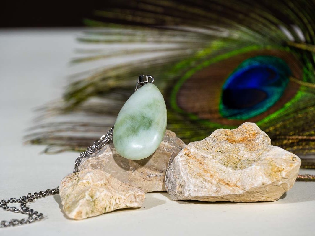 Pendentif Jade verte en forme de larme