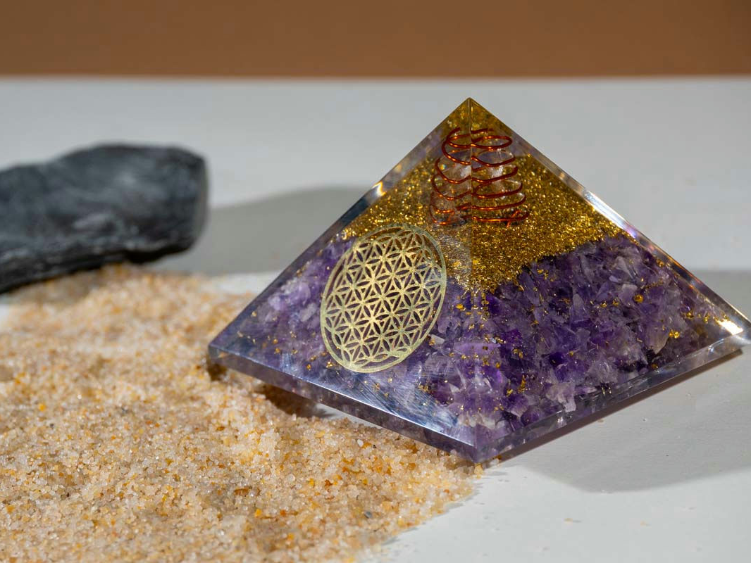 Orgonite pyramide Améthyste fleur de vie