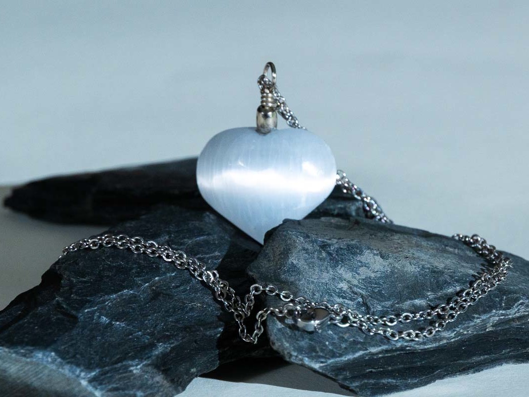 Pendentif Sélénite en forme de coeur