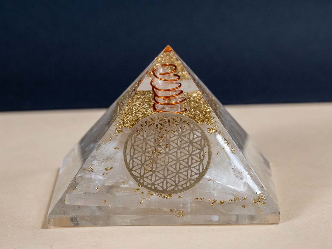 Orgonite pyramide Sélénite fleur de vie